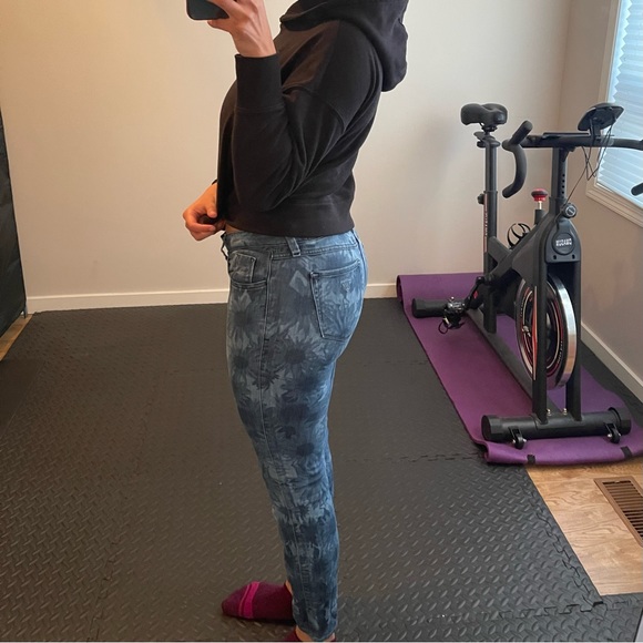 Guess Sunflower Print Jeans Size 27, length 28” - Picture 4 of 6